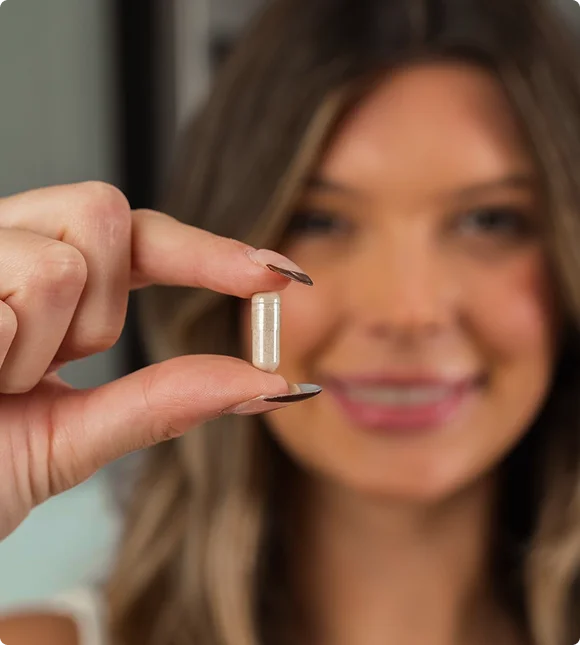 A customer holding a single Lisofer 30 capsule